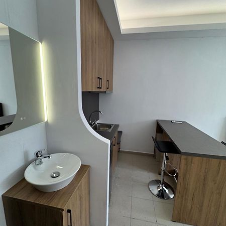 Central Apartment 6 Larissa Bagian luar foto