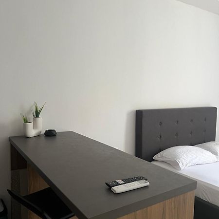 Central Apartment 6 Larissa Bagian luar foto