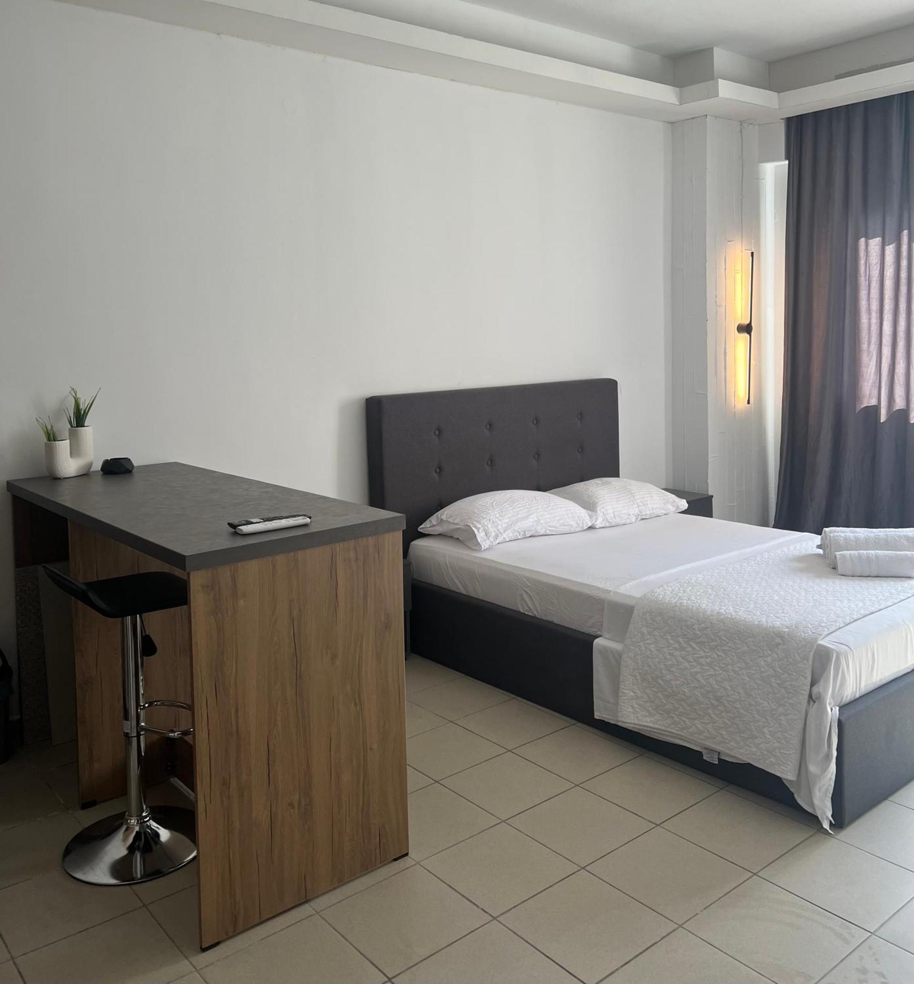 Central Apartment 6 Larissa Bagian luar foto